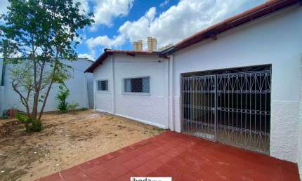 Casa em candelaria com 3 quartos sendo 1 suite, sala, garagem, nascente, segura.