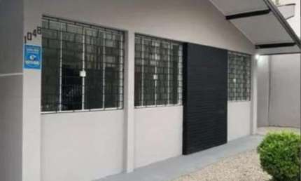 Casa para Locação em Curitiba, Água Verde, 3 dormitórios, 1 banheiro, 4 vagas