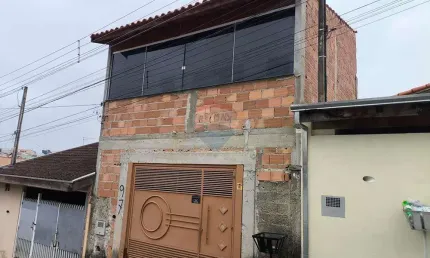 SOBRADO AMPLO EM JACAREÍ - ACEITA TROCA POR SÍTIO E CARRO NA NEGOCIAÇÃO.