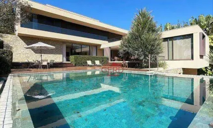 Casa de Luxo Mobiliada em Condomínio, Cotia - 5 Suítes, 12 Vagas, Piscina e Área Gourmet Completa!
