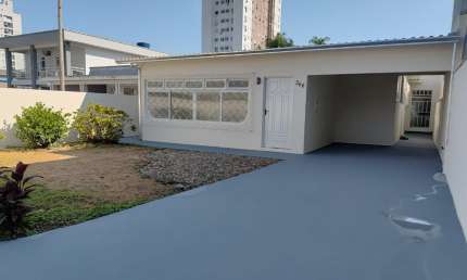 Casa com 3 quartos para alugar na Rua Benjamin Franklin Pereira, 336, São João, Itajaí