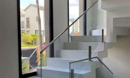 Uma casa nova em Tamboré 11, com 4 suítes e padrão de acabamento Premium