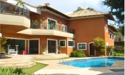Venha desfrutar do melhor em tamboré 1, casa com potencial para reforma e 5 quartos