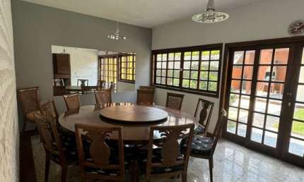 Casa em Alphaville com arquitetura germânica, sendo 4 suítes completas, mobiliada e piscina no quintal