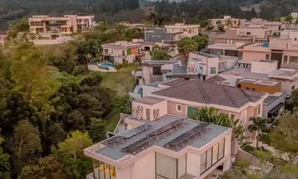 Com paisagismo impecável, mobiliada e cinco excelentes suítes - ithaye