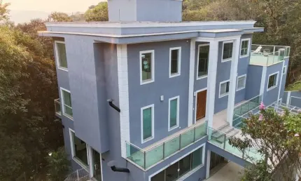 Casa Imponente com 3 Suítes e Closet e piscina no condomio Alpes da Cantareira
