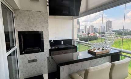 Um lindo Lumina Gramercy Alphaville, semi mobiliado, com 3 quartos, em andar alto e varanda gourmet