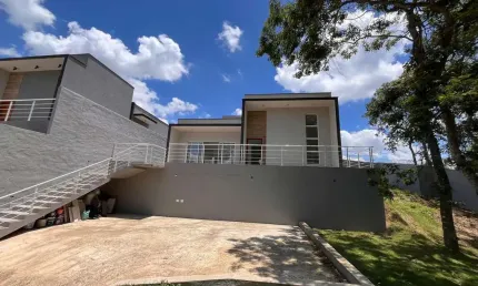 Casa em condomínio fechado com 3 quartos sendo 1 suíte 4 vagas condomínio Rizzo 2