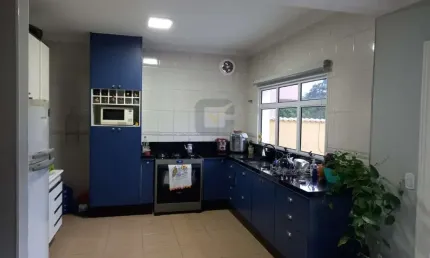 Casa de luxo em condomínio à venda em Jandira-SP, Parque Nova Jandira: 3 quartos, 1 suíte, 3 salas, 4 vagas, 330m².
