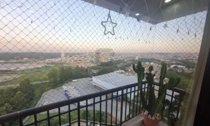 Em andar alto, vista livre, com suíte, em Barueri e cheio de armários planejados