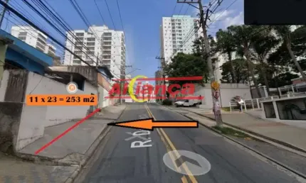 Terreno 253 m2 na Rua Dona Tecla, com construção antiga.