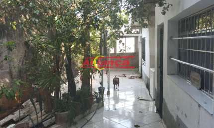 Casa térrea no Jardim Munhoz,  espaçoso quintal com árvores frutíferas em uma rua bem tranquila!
