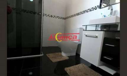 Imóvel espaçoso à venda com 3 quartos, sendo 1 suíte, e 2 banheiros no total