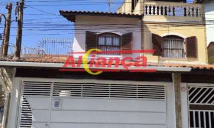 Descubra o conforto de morar na Vila Galvão com esta encantadora casa à venda!