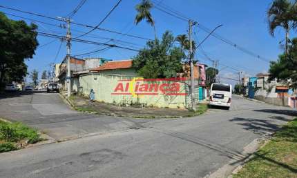 CASA NO JD.ARUJÁ, ENORME COM QUINTAL E MAIS UMA CASA ANEXA