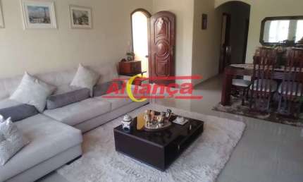 Casa com piscina, 2 dormts, sendo 1 suite. Próximo ao hosp. Stella Maris e Shopping Internacional