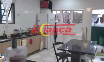 Sobrado com 2 dormitórios, 3 banheiros e 1 vaga de garagem.