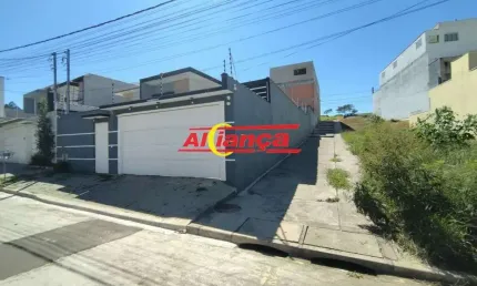Casa térrea com 03 dorm, suite, 04 vagas, quintal e churrasqueira