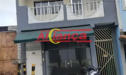 Casa com 5 casas no quintal e mais 1 Salão nao possui garagem