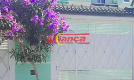 Lindo sobrado à venda com 220m², 3 suítes, churrasqueira e 4 vagas