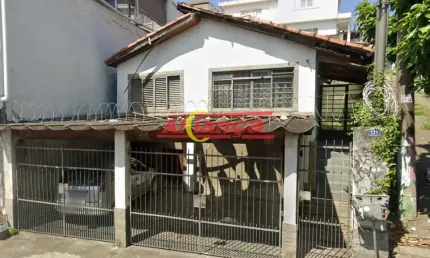 Excelente casa para reforma ou demolição, ótima localização com toda a infraestrutura .