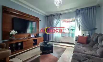 Sobrado Espaçoso de 242m² com 3 Quartos e 1 Suíte à Venda na Vila Maricy