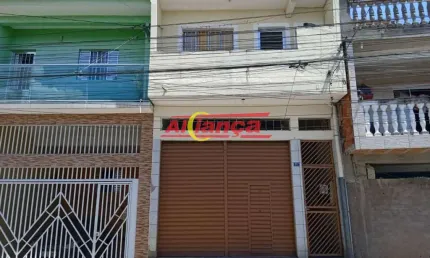 Casa assobradada com 02 quartos, 02 salas, cozinha, 02 banheiros, 04 vagas com Escritura Registrada.