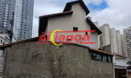 Sobrado Residencial com 3 dormitórios, sendo uma suíte, mais 2 Banheiros, Garagem Coberta.