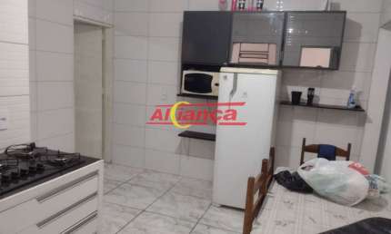 Casa com 2 dormitórios,  garagem para 2 carros e amplo quintal com churrasqueira