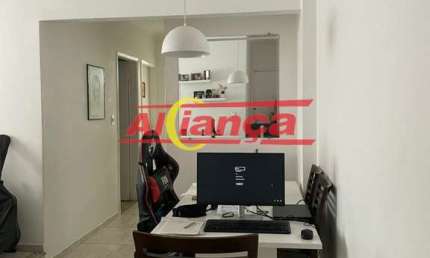 apartamento no Parque Novo Mundo, todo reformado com piso em porcelanato.