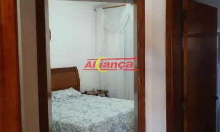 Casa ampla, 3 dormitórios, suíte com closet, área gourmet, piscina, 5 vagas, vista e pomar.