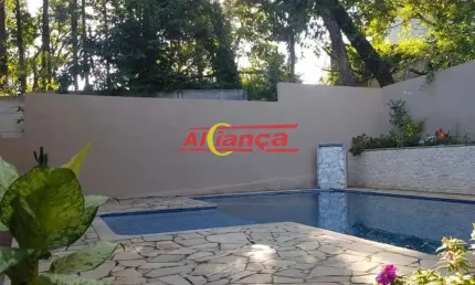 Casa moderna com 3 suítes, área gourmet, piscina e 5 vagas em bairro tranquilo e arborizado.