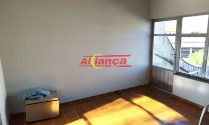 Sobrado à venda com 3 dormitórios, sendo 1 suíte, no Jardim Santa Mena