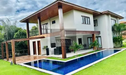 Imponente Mansão de Luxo à Venda em Condomínio na Praia do Forte - 5 Suítes, 430m² - Acesso Direto à Praia! Confira!