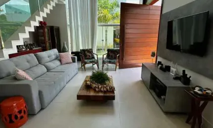 Casa de Luxo em Guarajuba com 5 Suítes e Pé na Areia - VENDACasa Duplex de Alto Padrão no Condomínio Paraíso - Camaçari-BAPor R$5.3 milhões, Porteira Fechada e Condomínio Exclusivo!