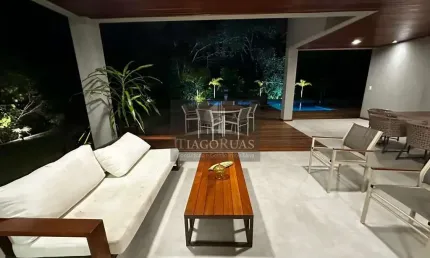 Espetacular casa em Praia do Forte com 7 suítes, decorada e porteira fechada.