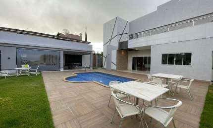 Casa com 4 suítes com 375 m² com piscina aquecida no Alto da Boa Vista.