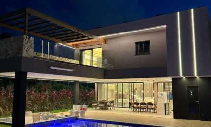 Venda Casa de Alto Luxo ALPHAVILLE 2 Salvador - Residência de Luxo com 5 Suítes, Varanda Gourmet, Piscina e Sala de Cinema.