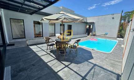 Maravilhosa Casa de alto padrão com piscina á 400mts do mar
