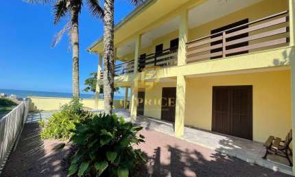 Linda Casa Espaçosa com 5 Suítes e Vista para o Mar