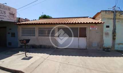 Casa Bem localizada no Jardim Itaipu, com 2 quartos,  2 vagas de garagem e 3 Kitnetes codigo: 79526
