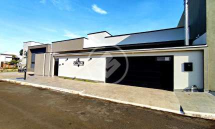 Uma casa mobiliada com 4 suites, 4 vagas de garagem com energia solar num bairro com fácil acesso para o centro de Caldas Novas! Próximo ao posto de combustivel, atacadão, parquinho. codigo: 113630