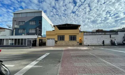Ótima oportunidade de 3 casas em um único terreno, ideal para família ou construtor