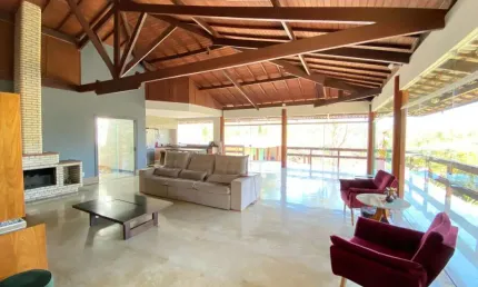 Casa de alto padrão com um amplo jardim de 3 quartos e ótima área de lazer - Jardim da Serra
