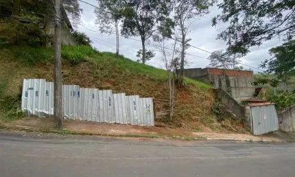 Terreno com com grande potencial construtivo no bairro granbery e com uma bela vista e proximidade do centro da cidade
