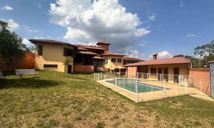 Charmosa casa duplex à venda no condomínio Portal da Torre