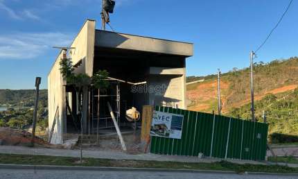 Belíssima casa com 3 suítes em condomínio fechado próximo a represa do São Pedro