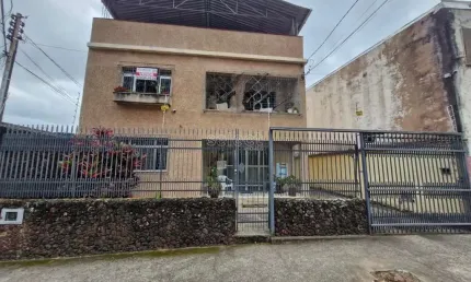 Casa com 3 quartos à venda na Rua José Ladeira, Santa Teresa, Juiz de Fora