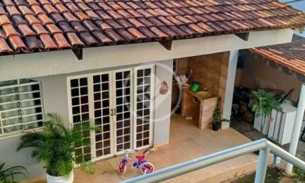 Sobrado com salas comerciais e barracão no fundo. codigo: 110975