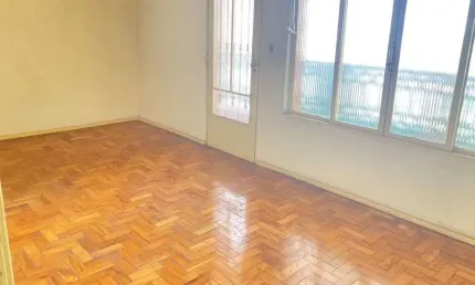 Sao tres casas. Casa01 com tres dormitorios e tres banheiros. Casa02 possui tres comodos e banheiro. Casa03 nos fundos possui tres comodos e banheiro. Duas vagas de garagem que podem ser utilizadas co